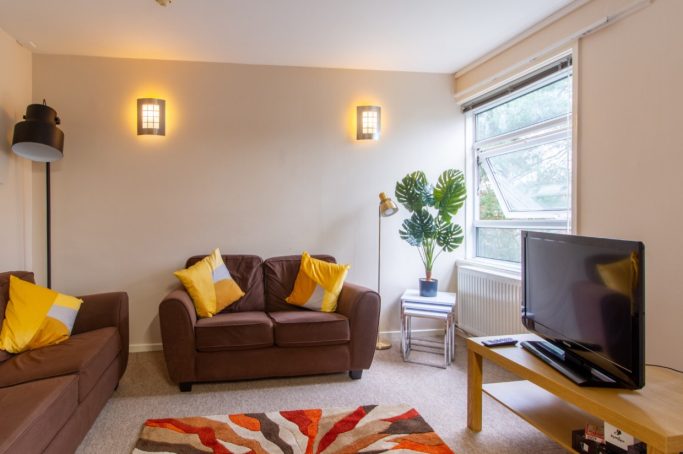 5 Person Accommodation with sofa at Hamstead Campus