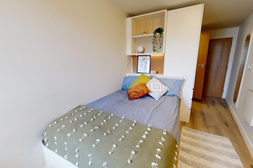 Silver En Suite Plus Thumbnail