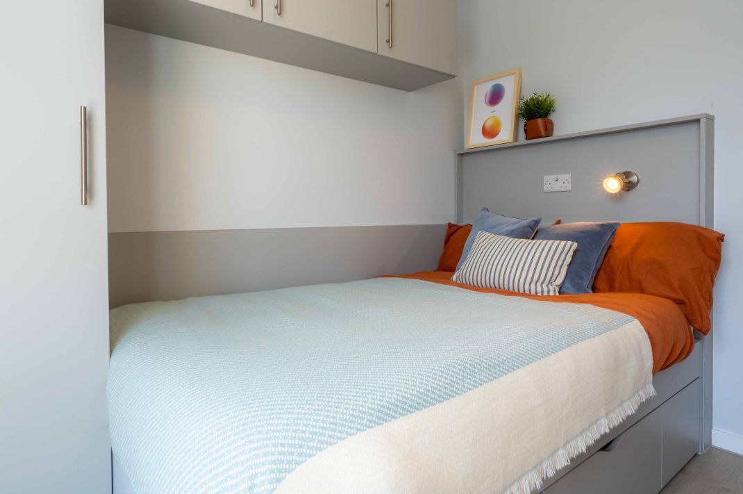 Silver En Suite Plus Thumbnail