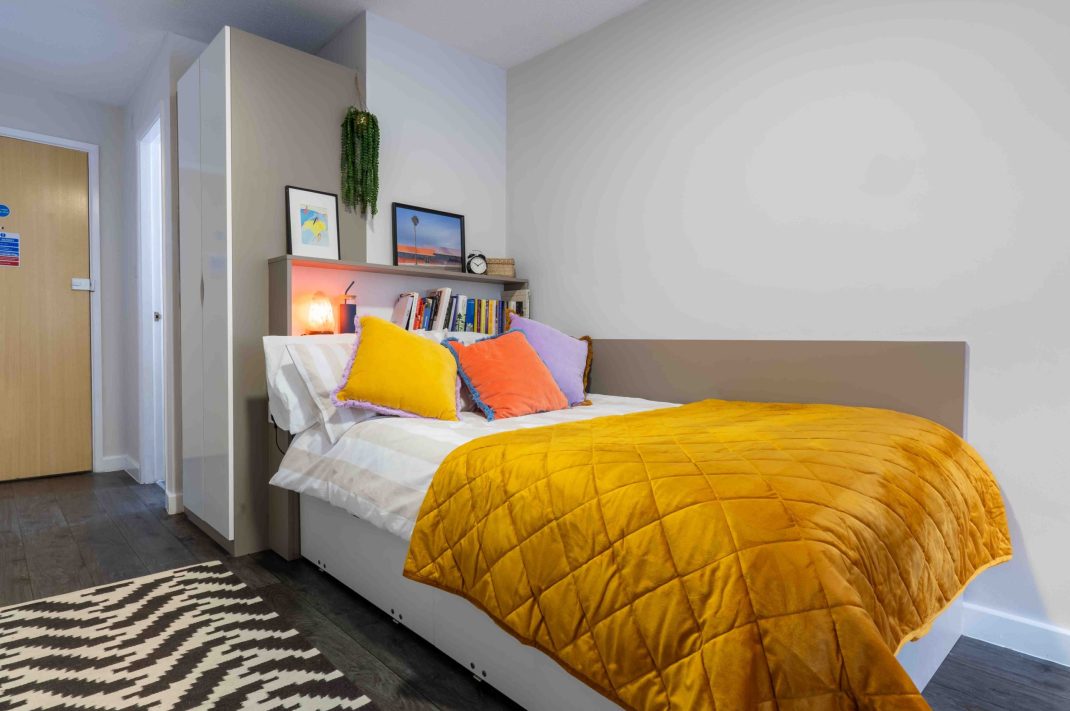 Gold En Suite Thumbnail
