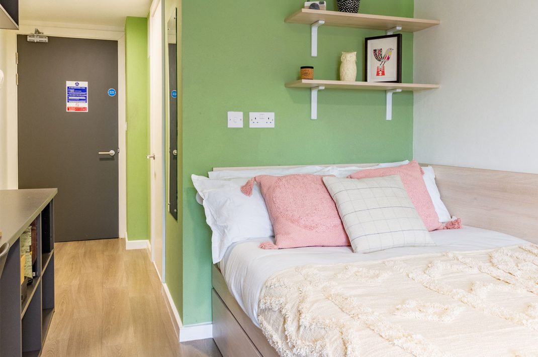 Gold En Suite Thumbnail