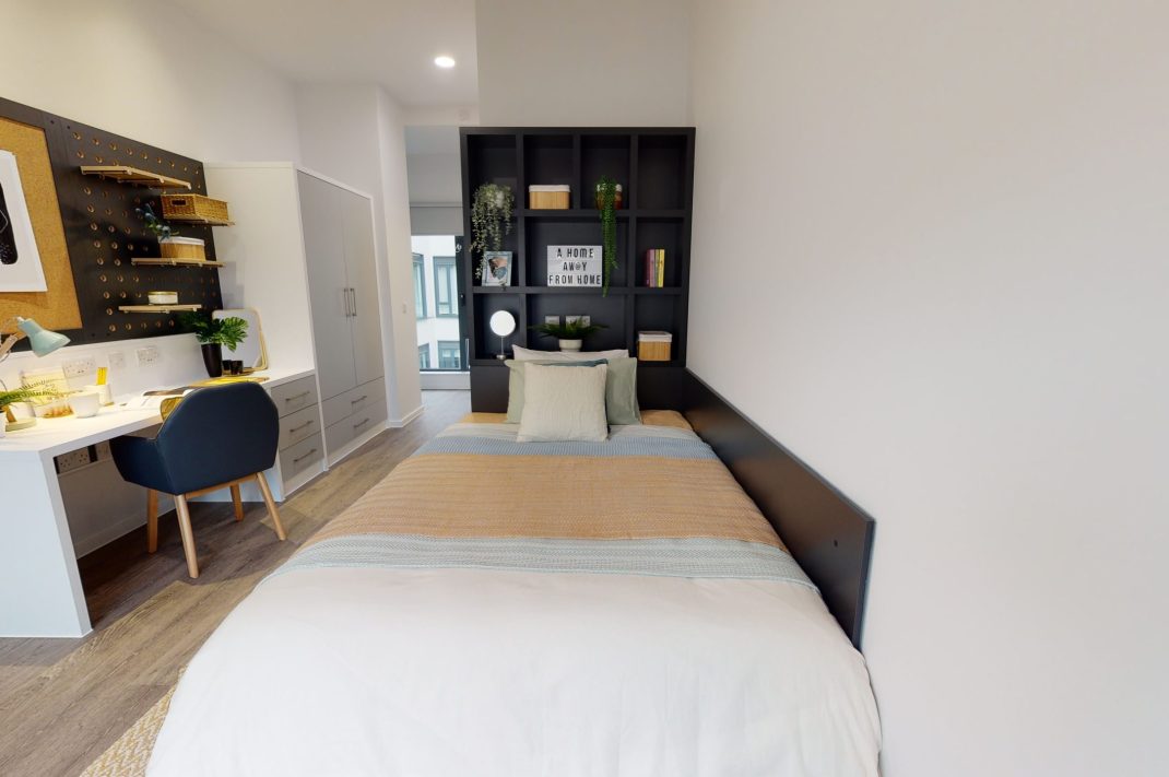 Gold En Suite Thumbnail