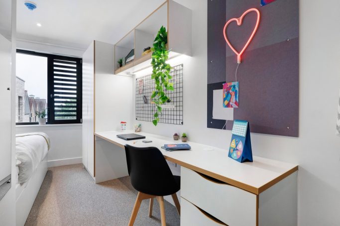 Deluxe Plus En-suite with desk and table at 27 Magdalen Street
