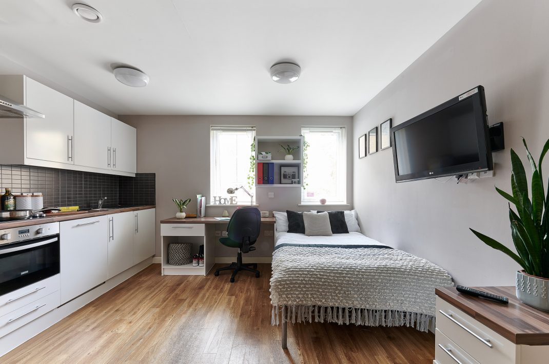 Classic En-suite in a five-bed flat Thumbnail