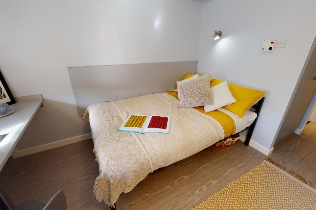 Gold En Suite Thumbnail