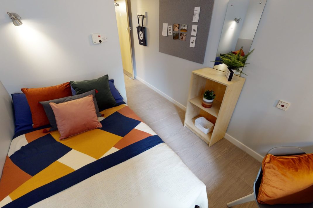 Silver En Suite Plus-2627 Thumbnail