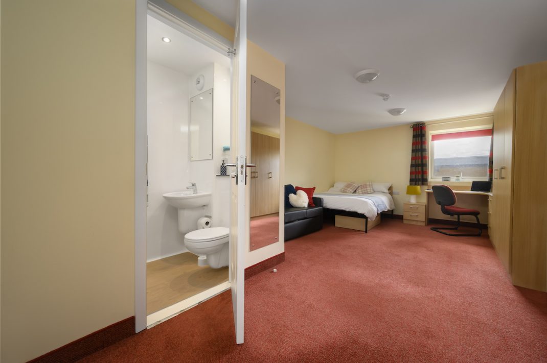 6 Bed - Deluxe En-suite Room Thumbnail