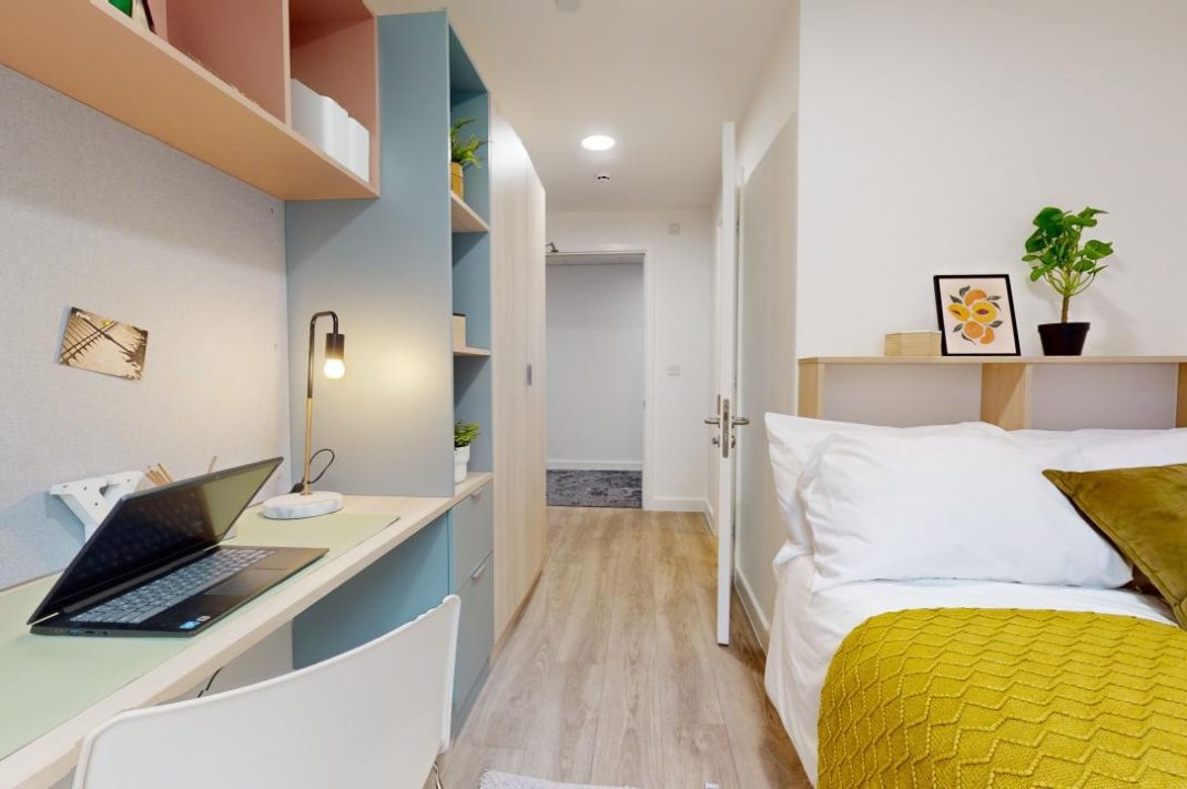Silver En Suite Plus Thumbnail