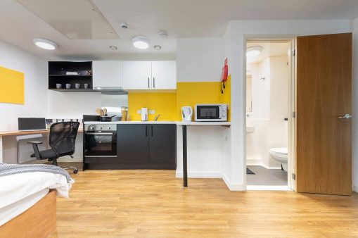 Platinum Plus Studio with desk at Exeter One